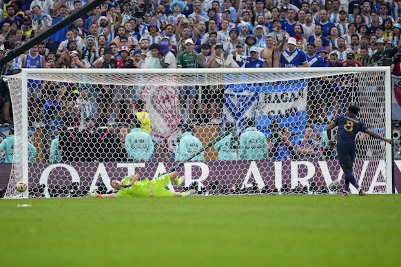 Emiliano Martinez apara un penalty in finala