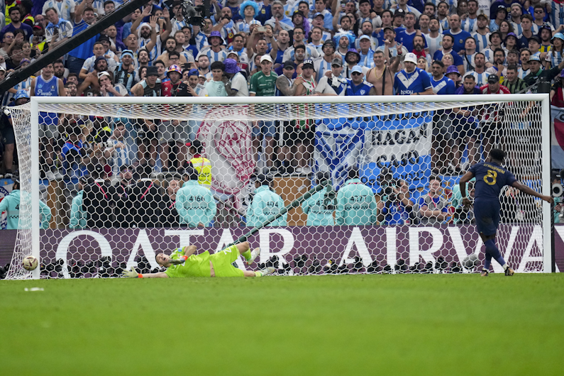 Emiliano Martinez apara un penalty in finala