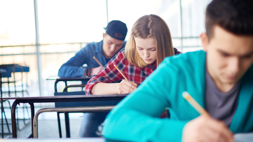elevi in sala de examen
