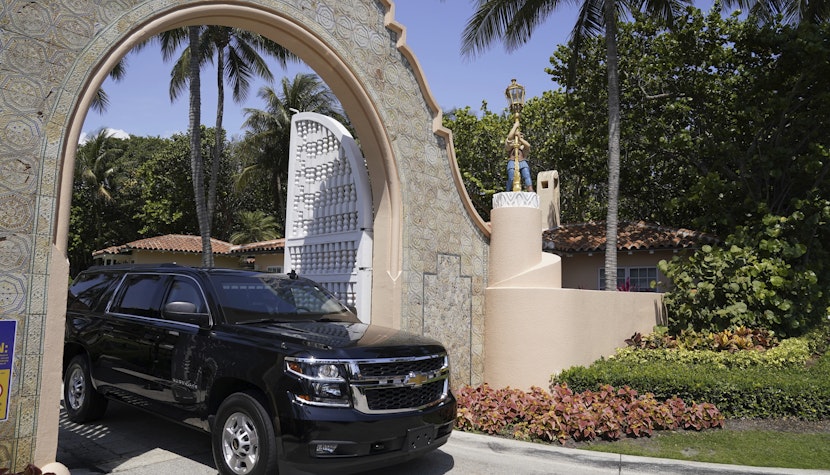 Un convoi de mașini părăsește reședința lui Donald Trump din Mar-a-Lago