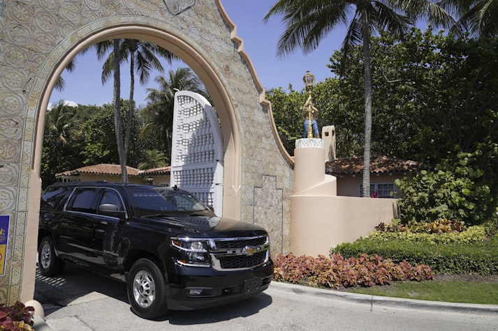 Un convoi de mașini părăsește reședința lui Donald Trump din Mar-a-Lago