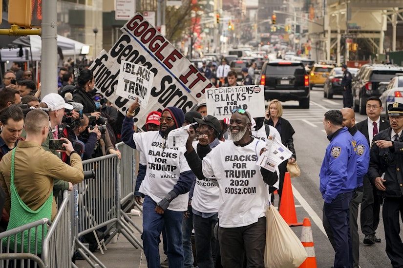 Sute de manifestanţi pro şi contra fostului preşedinte american Donald Trump au umplut marţi străzile din jurul tribunalului din New York