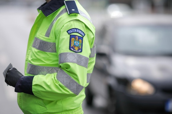 Politist roman, imbracat in uniforma. Nu se i se vede fata