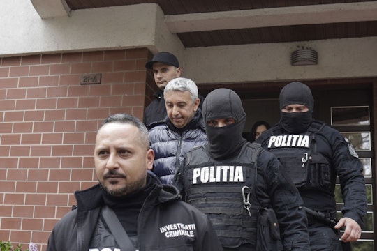 Dan Diaconescu escortat de politisti