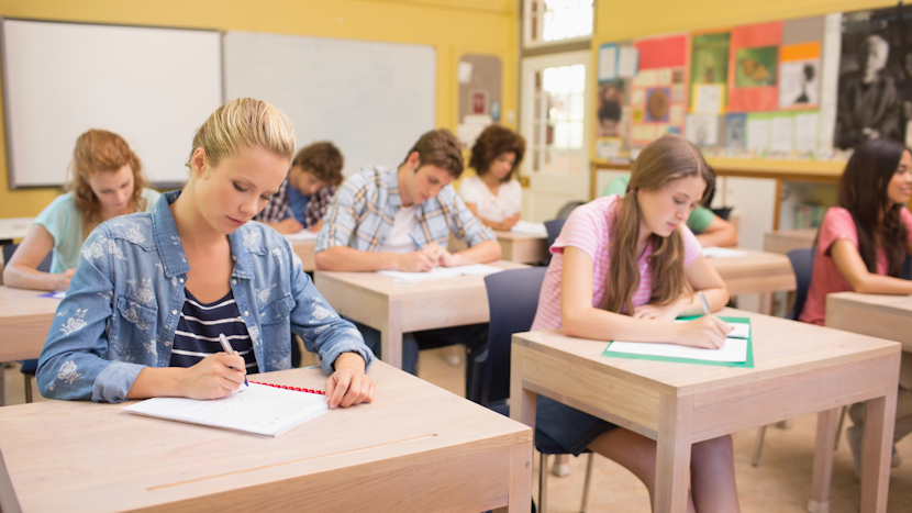 Elevi dand examen intr-o sala de clasa