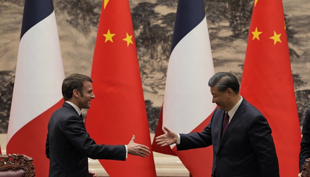Președintele Franței, Emmanuel Macron, alături de liderul chinez, Xi Jinping