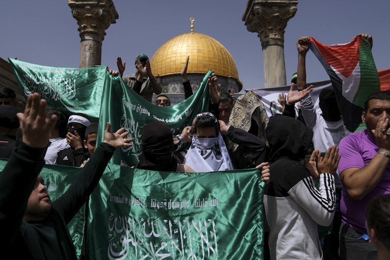 Grup de palestinieni cu steagul grupului militant Hamas în timpul unui protest lângă Moscheea Al-Aqsa
