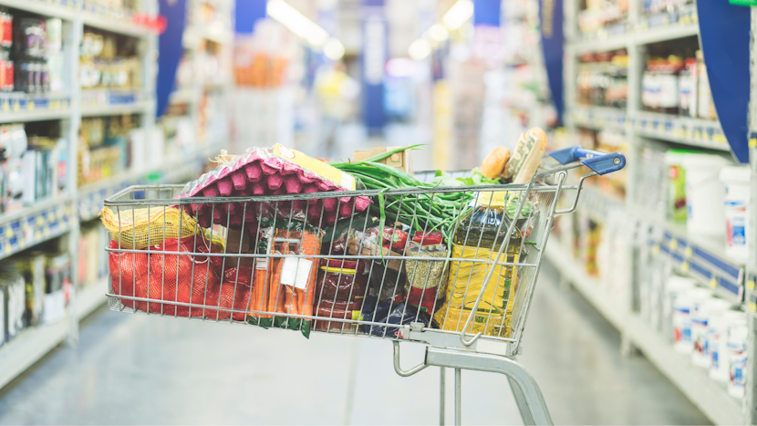 Cos plin cu produse intr-un supermarket