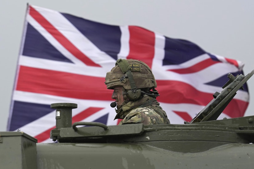 Un soldat britanic ia parte la un exercițiu militar cu soldați ucraineni într-o tabără de antrenament militar, într-o locație nedezvăluită din Anglia