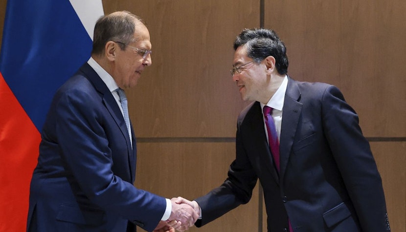 Serghei Lavrov da mana cu ministrul de externe chinez, Qin Gang