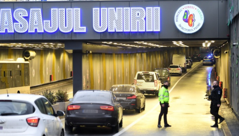 Conducătorii auto sunt rugaţi să respecte semnele de circulaţie, precum şi indicaţiile poliţiştilor rutieri aflaţi la faţa locului. pasaj unirii