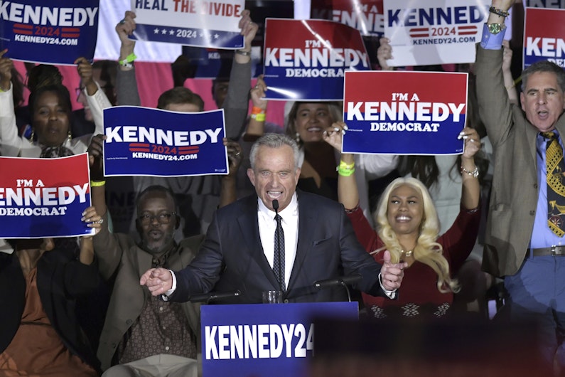 „Îmi anunţ candidatura la învestitura democrată”, a spus Robert F. Kennedy Jr.