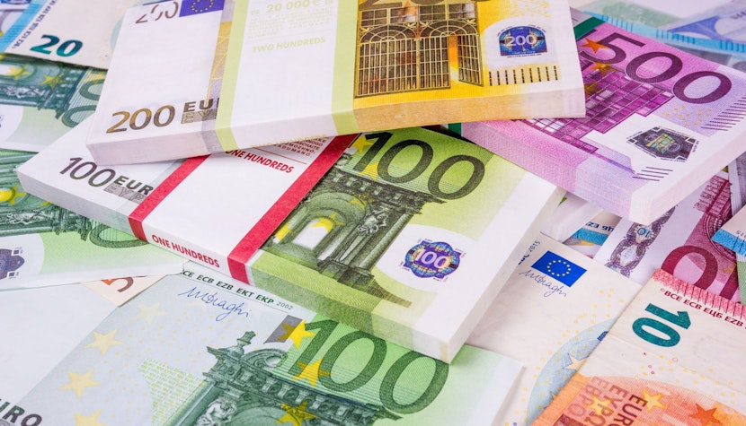 Deficitul guvernamental al României a fost aproape dublu faţă de cel din UE în 2022 bani euro
