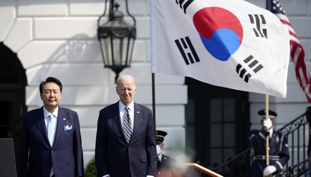 Președintele SUA, Joe Biden, alături de omologul său sud-coreean, Yoon Suk Yeol