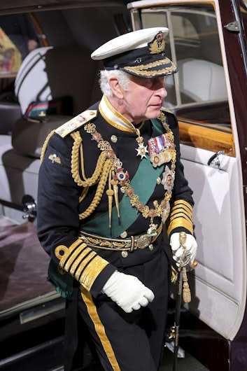Uniforma purtată de Regele Charles al III-lea în mai 2022