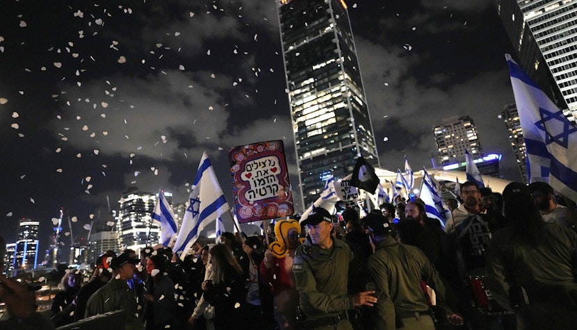 Oamenii purtau pancarte pe care scria “Istoria e cu ochii pe tine”, cu referire la premierul israelian. israel protest