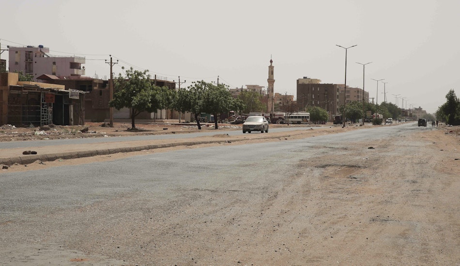 Zeci de mii de cetățeni străini fug din Sudan, țară măcinată de luptele violente dintre două facțiuni militare.