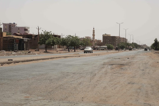 Zeci de mii de cetățeni străini fug din Sudan, țară măcinată de luptele violente dintre două facțiuni militare.