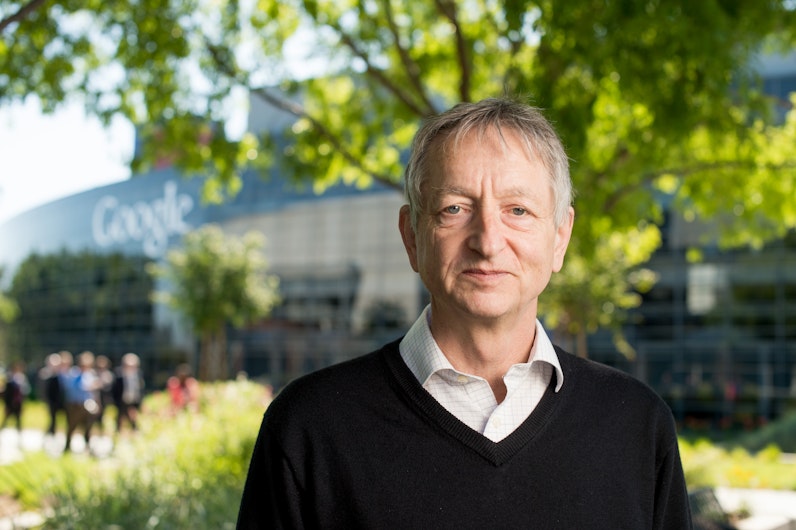 Geoffrey Hinton a fost un pionier al Inteligenței Artificiale