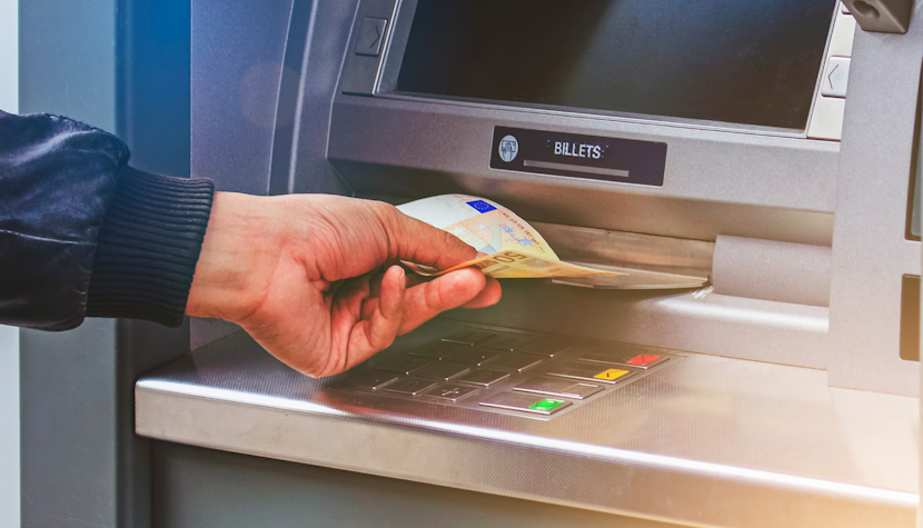 Banca a fost prejudiciată cu aproximativ 240.000 euro Bancnote euro introduse intr-un bancomat