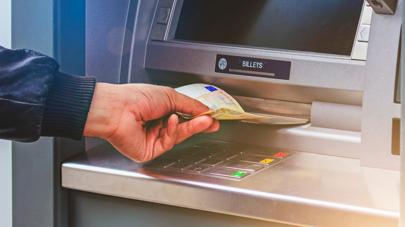 Bancnote euro introduse intr-un bancomat