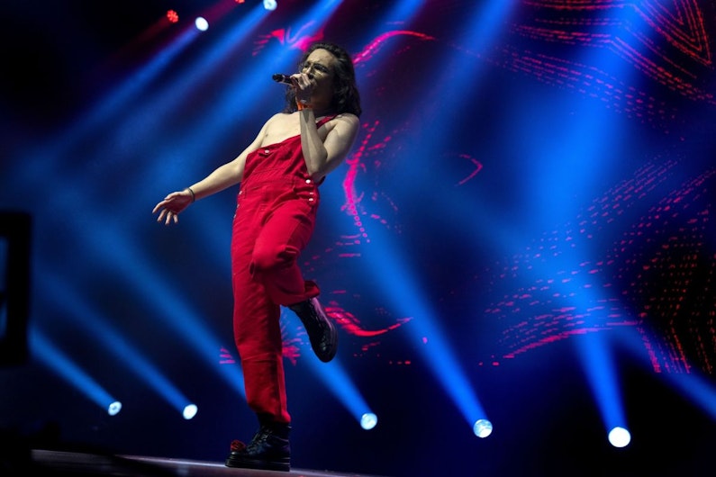 Theodor Andrei în salopetă roșie, pe scenă