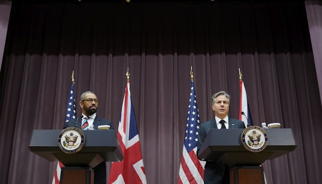 Antony Blinken, secretarul de stat al SUA, alături de omologul său britanic, James Cleverly