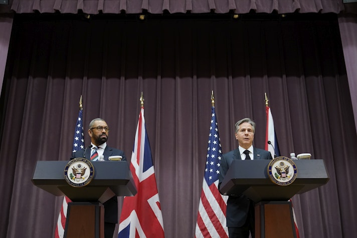 Antony Blinken, secretarul de stat al SUA, alături de omologul său britanic, James Cleverly