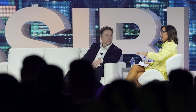 Elon Musk, alături de Linda Yaccarino
