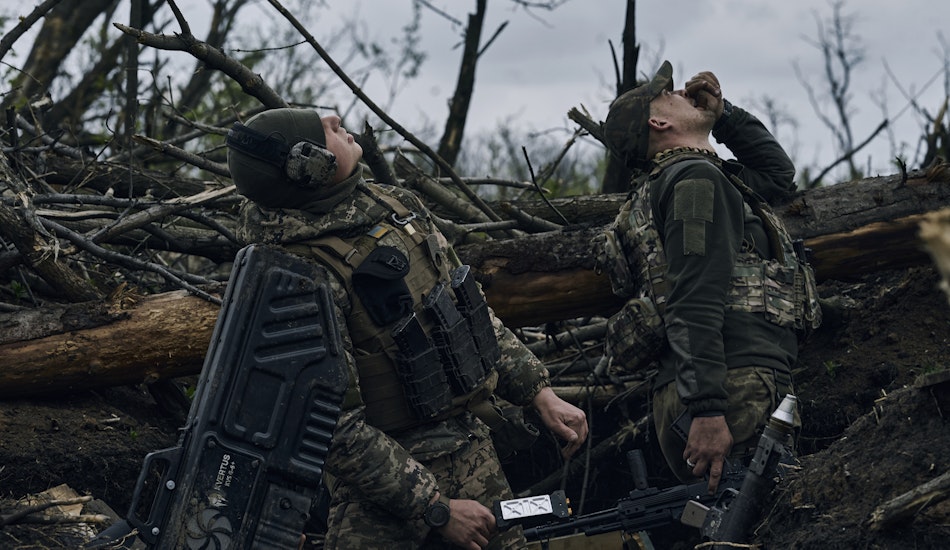 Militari ucraineni cu arme anti-dronă