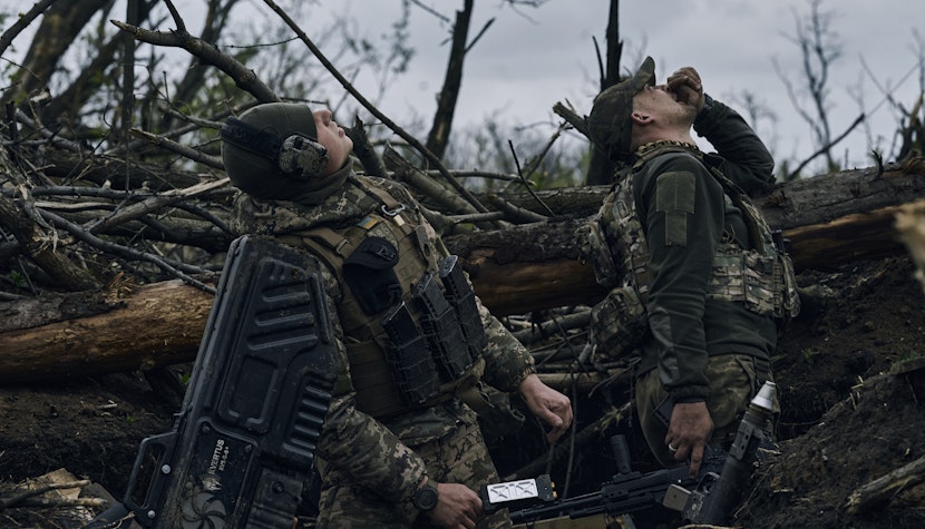 Militari ucraineni cu arme anti-dronă