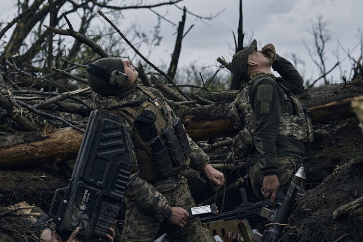 Militari ucraineni cu arme anti-dronă
