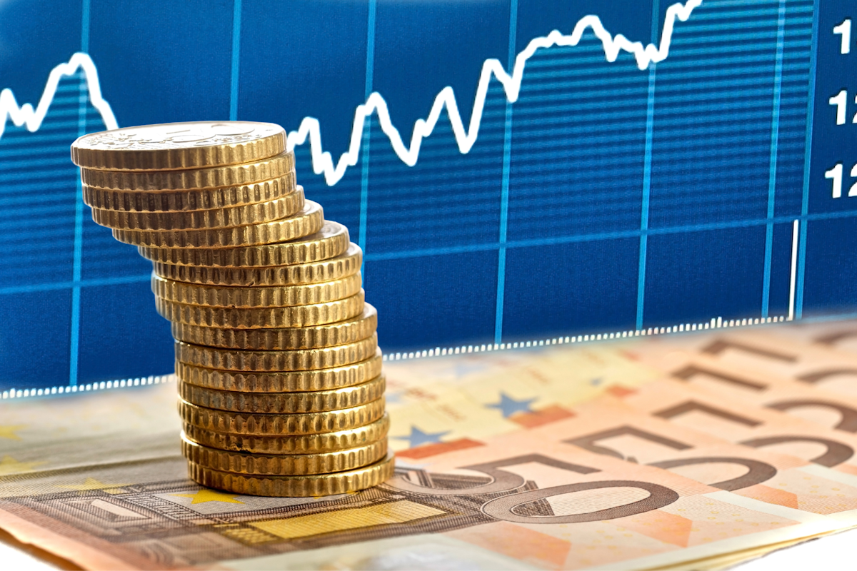Economiștii avertizează asupra riscului de retrogradare a ratingului României