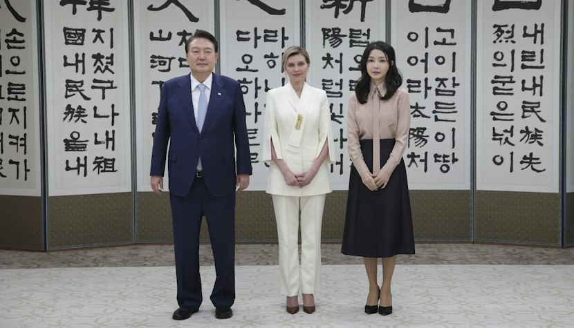 Președintele sud-coreean Yoon Suk Yeol, alături de prima doamnă a Ucrainei, Olena Zelenska, și soția sa, Kim Keon Hee