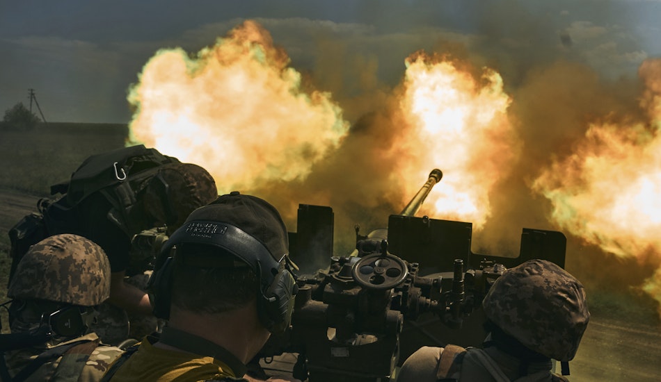 Forțe ucrainene ripostând cu un baraj de artilerie