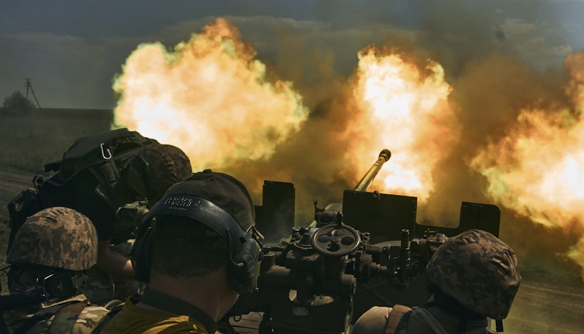 Forțe ucrainene ripostând cu un baraj de artilerie