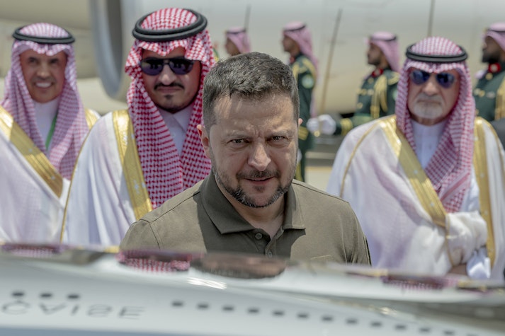 Volodimir Zelenski a efectuat vineri o vizită-surpriză la Jeddah, în Arabia Saudită