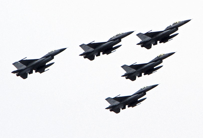 Avioane de luptă F-16, zburând în formație