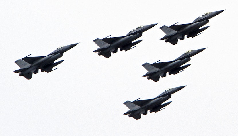 Avioane de luptă F-16, zburând în formație