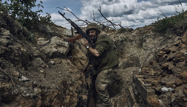Soldat ucrainean, în tranșeele din apropierea orașului Bahmut