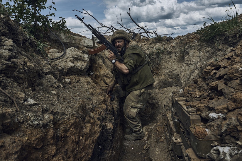 Soldat ucrainean, în tranșeele din apropierea orașului Bahmut
