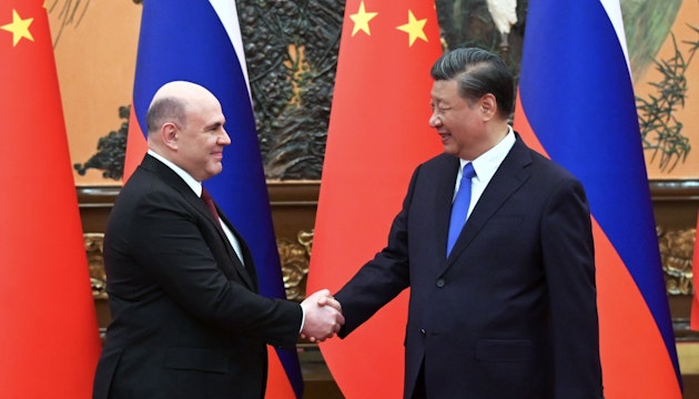 Prim-ministrul rus Mihail Mişustin, alături de Xi Jinping