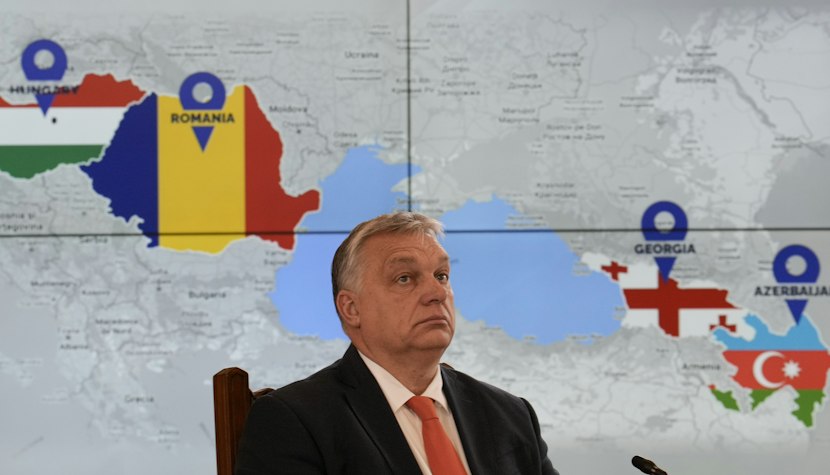 Premierul maghiar Viktor Orban are pe fundal un ecran care arată țările care au semnat un parteneriat strategic energetic la palatul prezidențial Cotroceni din București, România, sâmbătă, 17 decembrie 2022 romania