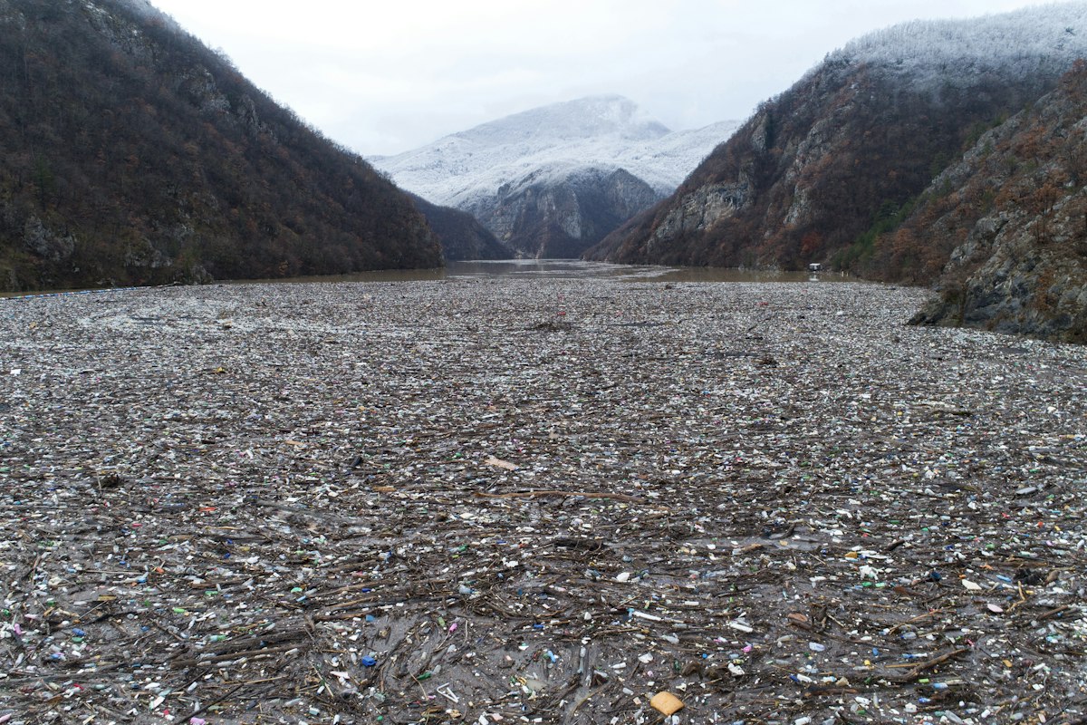 FOTO. Poluarea cu plastic sufocă râul Drina din Bosnia. În fiecare an ...