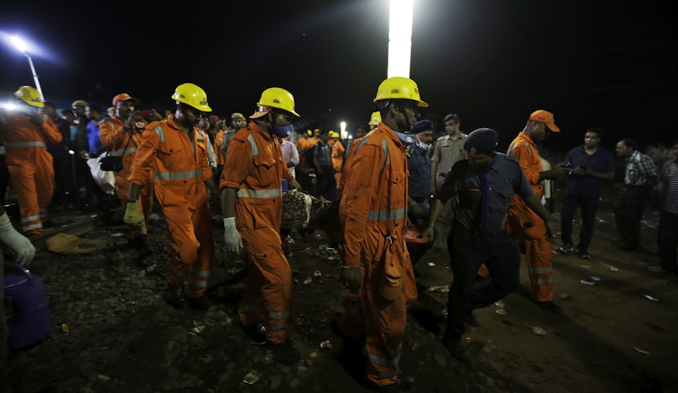 Cel puţin 50 de morţi şi 500 de răniţi după o coliziune între două trenuri în India