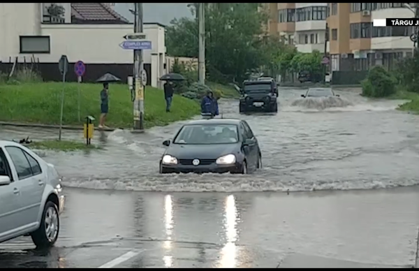 Mai multe localități din județele Gorj și Vâlcea s-au aflat, astăzi, sub avertizare Cod Roșu de furtuni și ploi torențiale