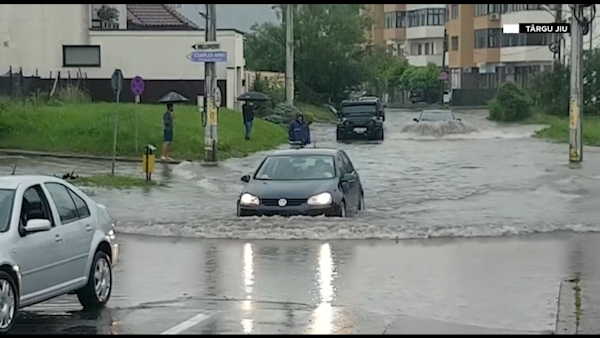 Mai multe localități din județele Gorj și Vâlcea s-au aflat, astăzi, sub avertizare Cod Roșu de furtuni și ploi torențiale