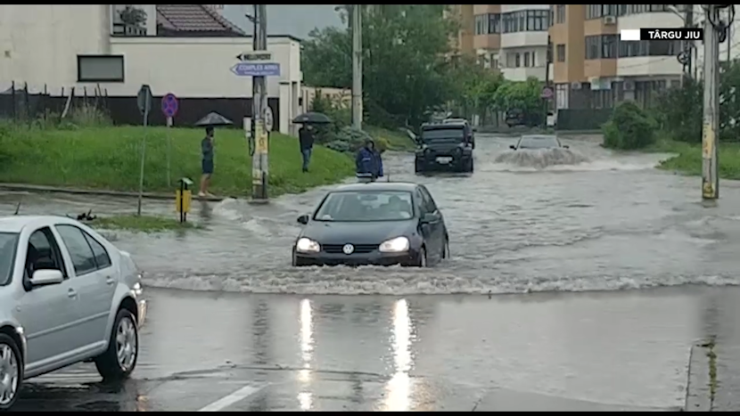 Mai multe localități din județele Gorj și Vâlcea s-au aflat, astăzi, sub avertizare Cod Roșu de furtuni și ploi torențiale