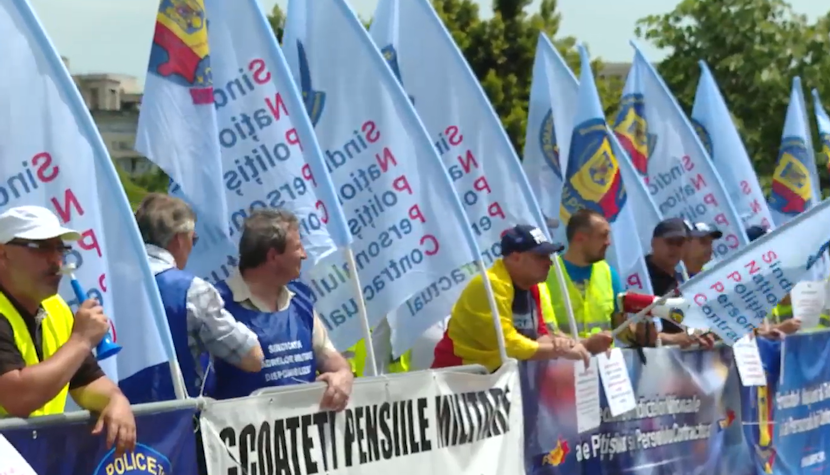 Polițiștii protestează în stradă. Ei cer scoaterea pensiilor speciale din PNRR