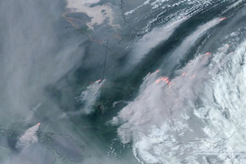Imagine din satelit cu zonele din Canada afectate de incendiile de vegetație